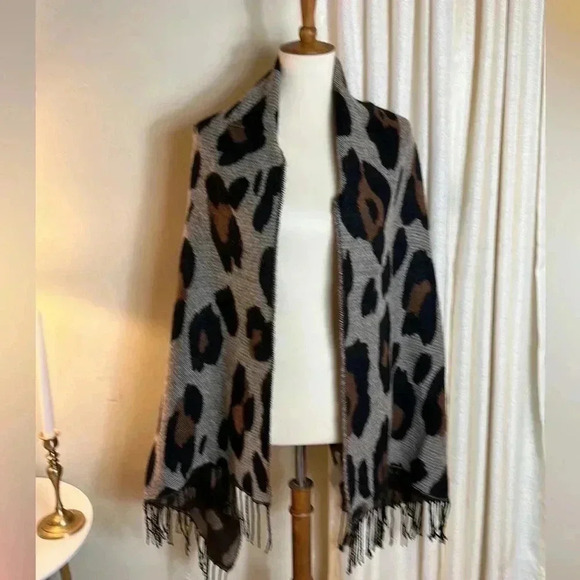Amazon Essentials Women's Blanket Scarf Animal Print - Picture 2 of 14